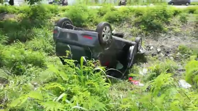"Termina volteado en la carretera a Progreso"
