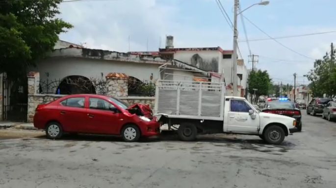 "Abuelito aporrea su carro contra camioneta estacionada"