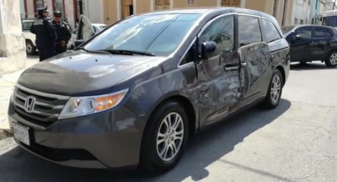 "Mujer cafre al volante ocasiona accidente" (VIDEO)