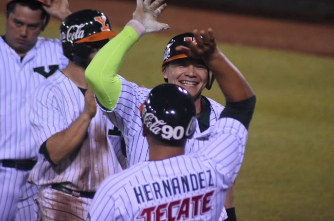Con grand slam de J.J. Aguilar, los Leones dan paliza 12x1 a los Saraperos de Saltillo