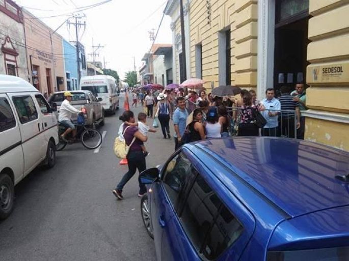 Apoyos de Sedesol, obligan a largas y tortuosas filas de amas de casa en la calle 65