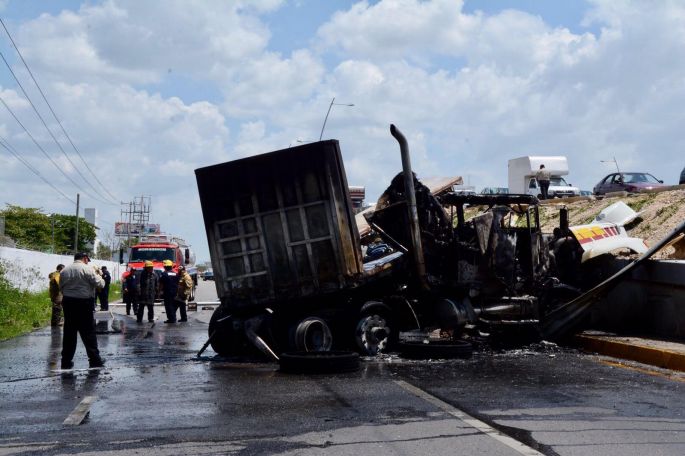 "Un tráiler se cayó del puente de periférico de los "Héroes" y luego se incendió." (VIDEO)