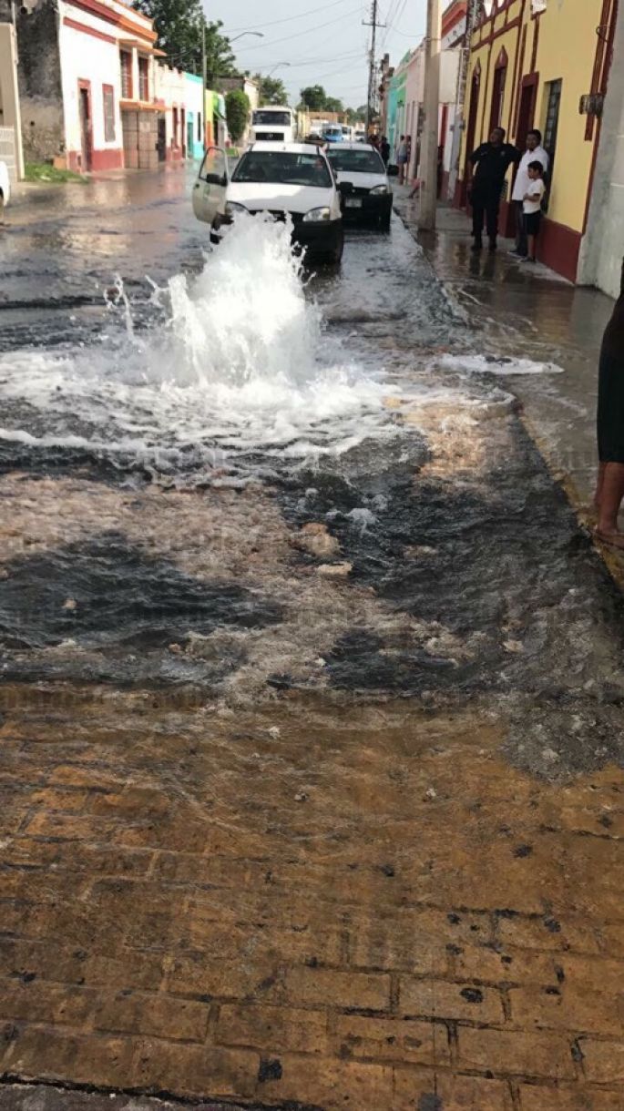Fuga de agua en el Centro de Mérida, ya por resolverse.