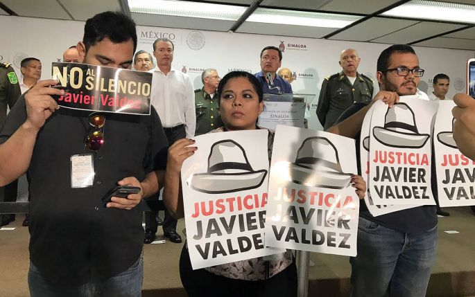 En protesta, periodistas le dan la espalda a Osorio Chong