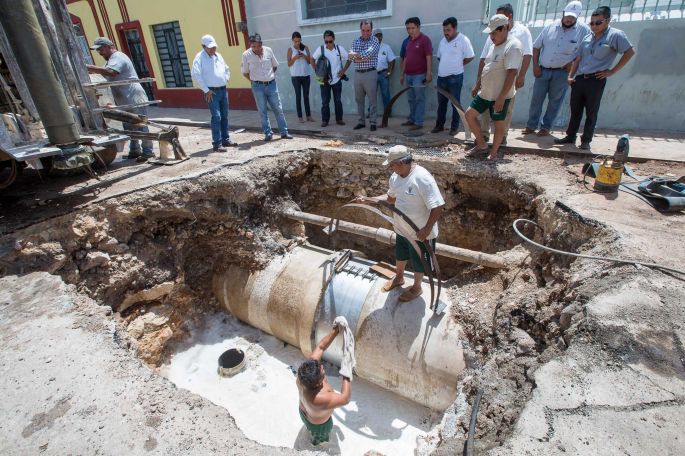 En menos de 24 horas, trabajadores de la Japay reparan tubería perforada.