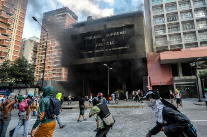 Manifestantes incendian tribunal en Venezuela