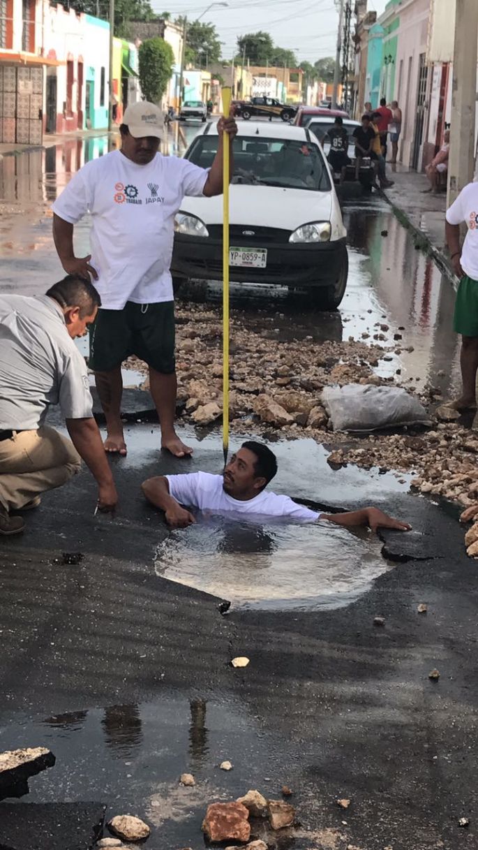 Japay atiende fuga por tubería que rompió empresa contratada por el Ayuntamiento de Mérida