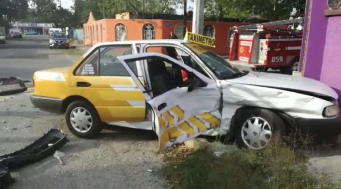 Trancazo a taxi deja dos lesionadas (VIDEO)