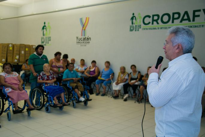 Entrega DIF Yucatán 250 sillas de ruedas a personas con discapacidad.