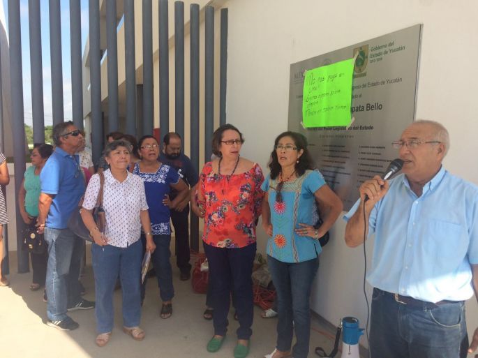 Protestan maestros jubilados en la puerta del Congreso Estatal.