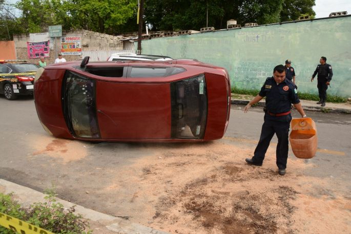 "Adulto mayor termina con el auto volcado"