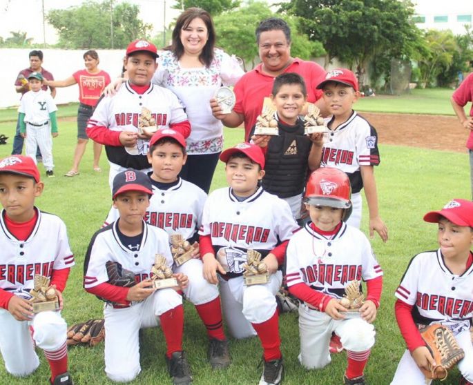 Encauzan a niños y jóvenes con "Pasa el balón".
