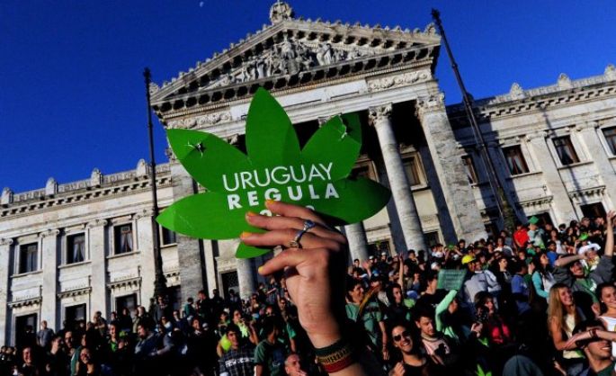 En Uruguay comenzó la venta de mariguana en farmacias.