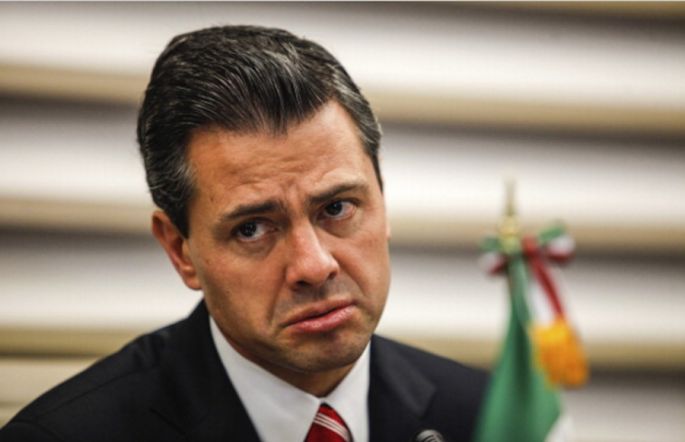 Peña Nieto se quedó sin grabar su promocional en Puebla, enojados campesinos se lo  impiden 