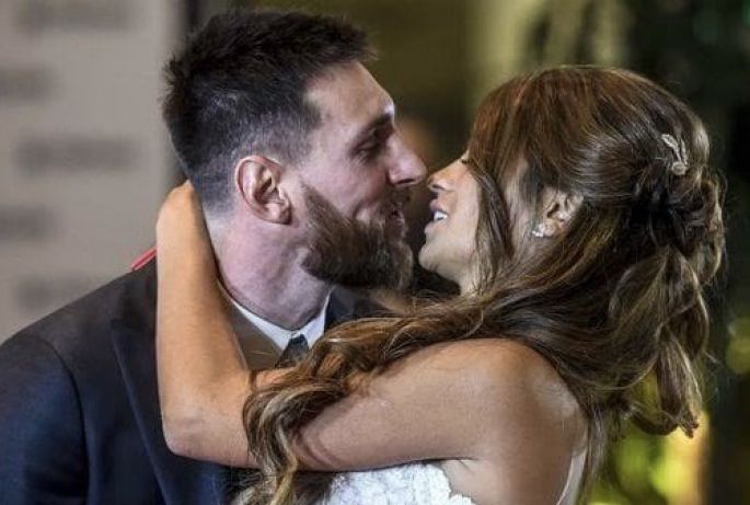 Messi se casa con su amor de infancia 