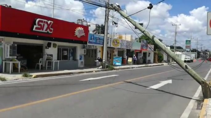 Volquete derriba postes telefónicos en San Juan Grande.