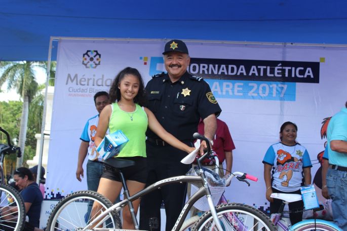 1100 niños y jóvenes participaron en la 5a. Jornada Atlética D.A.R.E.
