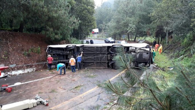 Cae un camión en barranco de más de 30 metros