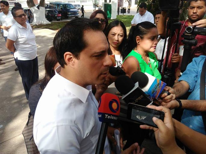 Austero protocolo en los dos actos del informe de Vila