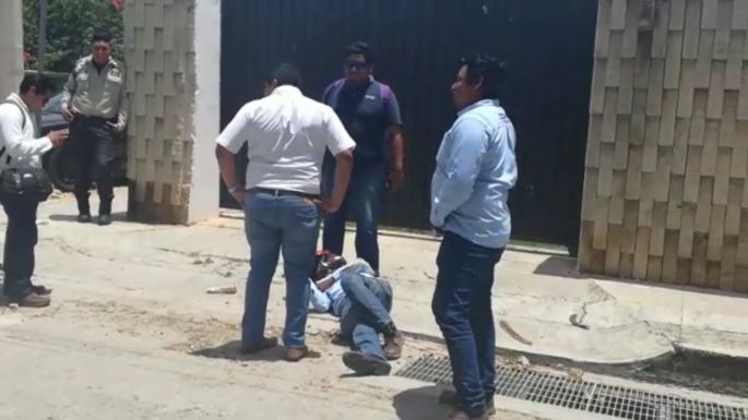 Motociclista se vuela el alto y acaba en el suelo lesionado