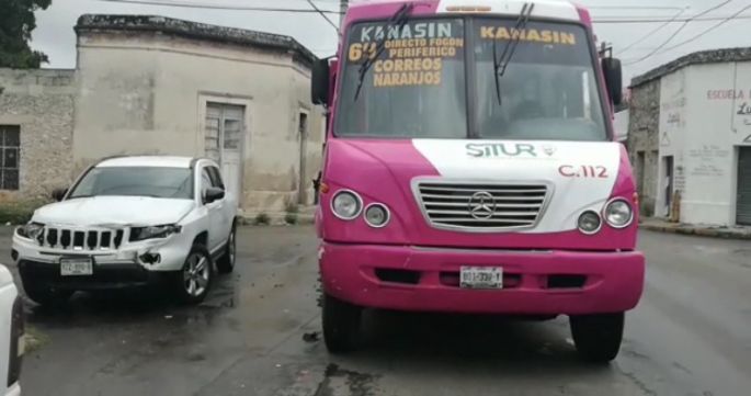 Camioneta Jeep contra camión de transporte urbano.