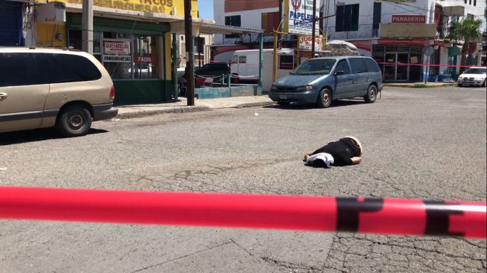 Asesinan a un hombre en Ciudad Juárez, frente a una oficina de gobierno.