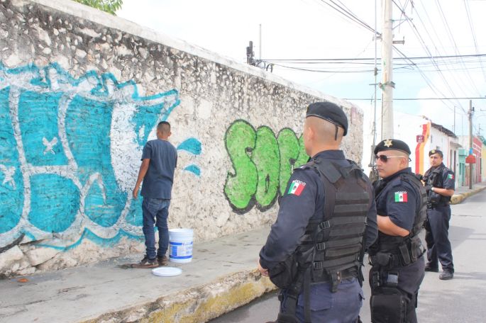 Detenido por pintar grafitis en calles del Centro Histórico de la Ciudad.