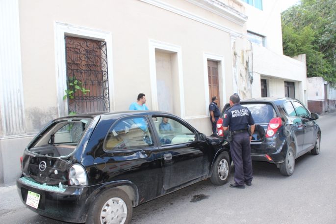 CHOCAN UN AUTOBÚS Y DOS AUTOS PARTICULARES EN LA 49 ENTRE 58 Y 60.