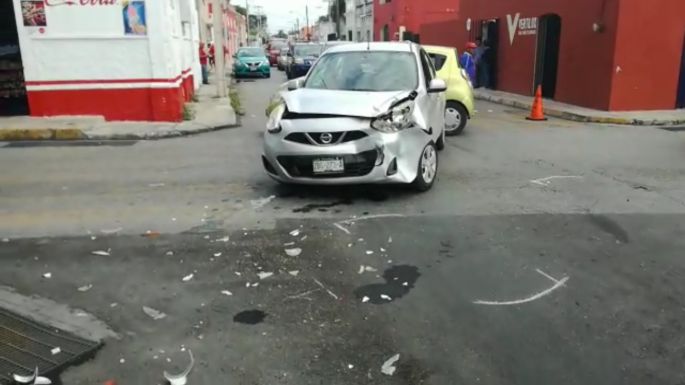 Vehículo campechano provoca accidente al volarse el alto.