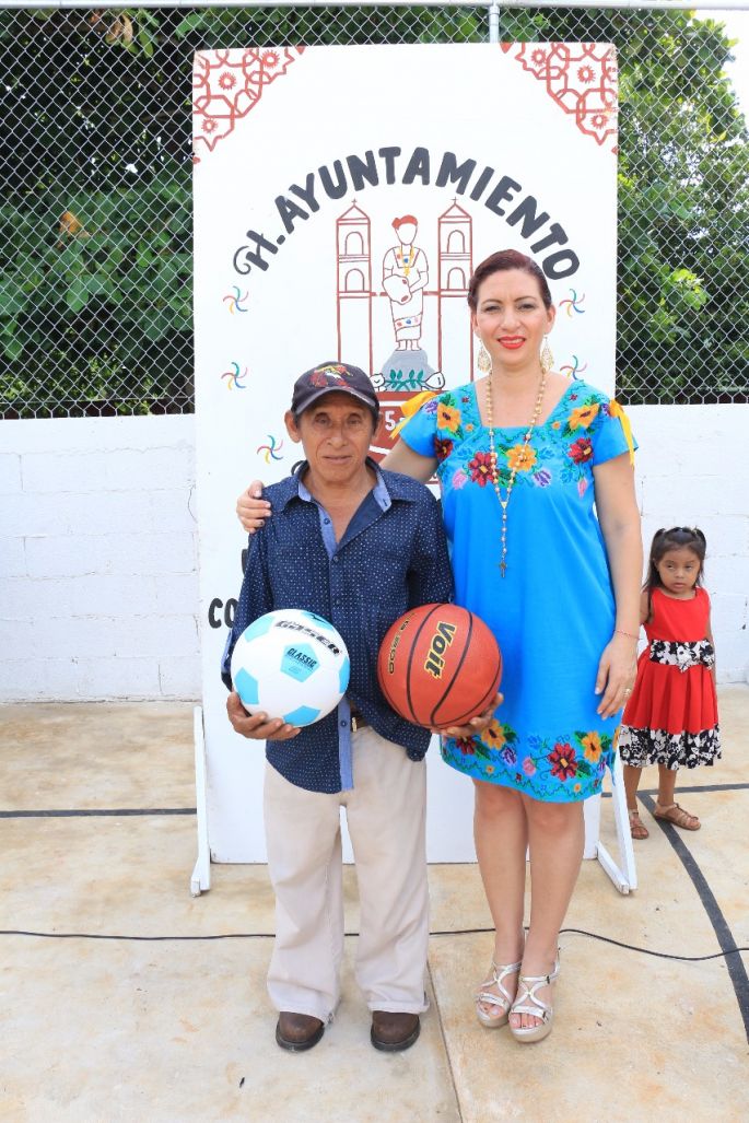 Alpha Tavera entrega cancha de usos múltiples.