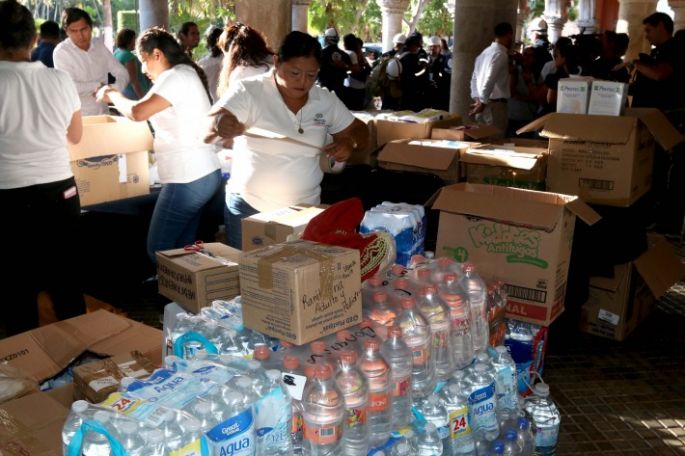 Con gran desconfianza, los mexicanos desbordan su generosidad
