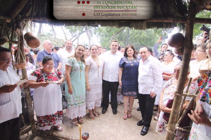 Ilustres yucatecos de la Constitución Mexicana honrados en el altar del Congreso Estatal