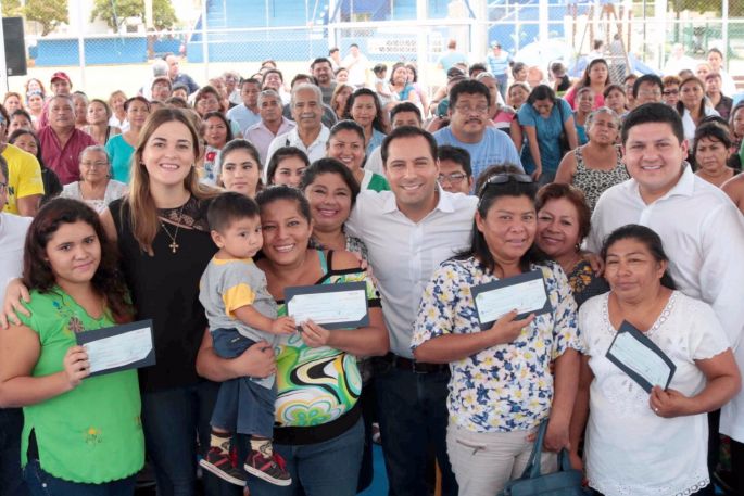 Entrega Mauricio Vila créditos para salir adelante y mejorar la calidad de vida