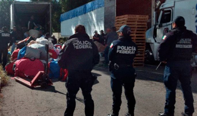 La PF, PGR y el SAT aseguran cerca de cinco toneladas de ropa en pacas en la Ciudad de México