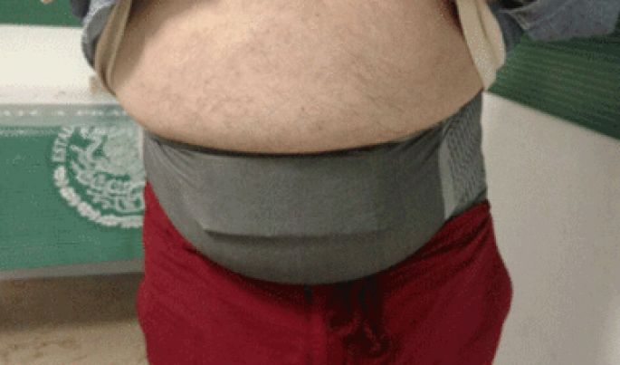 En el Aeropuerto de Cancún, la Policía Federal detiene a un sujeto con más de 60 mil dólares ocultos entre ropa y calzado