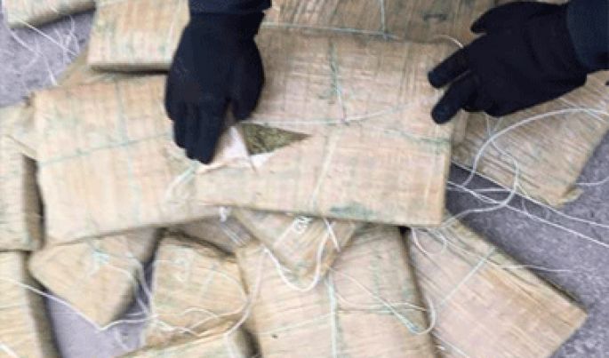 La Policía Federal asegura más de 50 kilos de aparente marihuana oculta en el toldo de una vagoneta