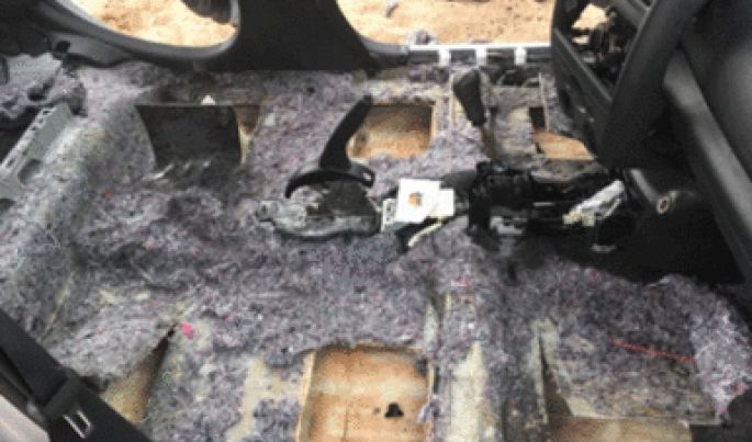 En operativo conjunto, la PF y la Sedena aseguran 129 paquetes con aparente droga ocultos bajo el piso de un vehículo