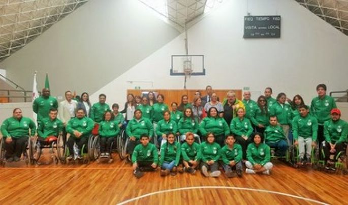 Entregan uniformes a selecciones de Mundiales de Para-Natación y Para-Powerlifting 