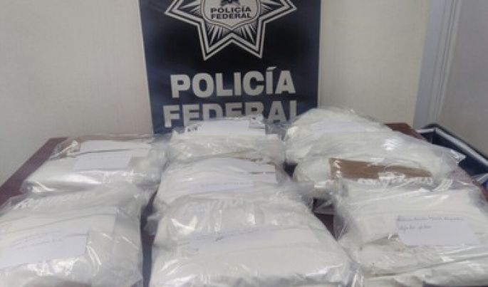 La Policía Federal detiene a ocho personas con 7 kilos de aparente cocaína adherida al cuerpo en el Aeropuerto de México