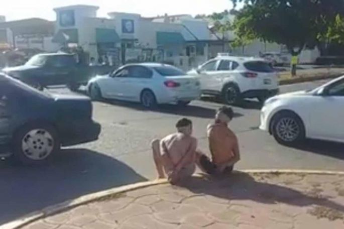 Par de ladrones son obligados a caminar semidesnudos en Sinaloa