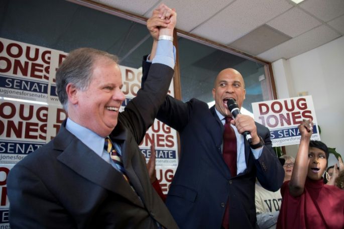 El demócrata Doug Jones gana elecciones al Senado en Alabama, duro revés a Trump