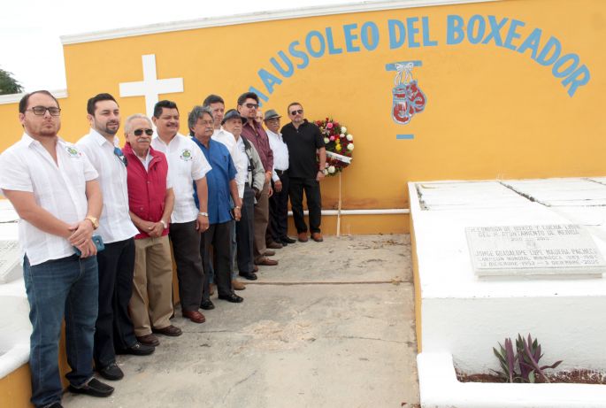 El ex campeón estatal Eduardo “Yuyín” Trejo, ya en el mausoleo del pugilista