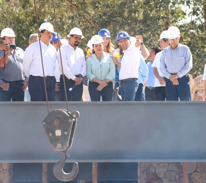 Mauricio Vila supervisa la construcción del Centro Cultural del Sur, que estará listo en febrero