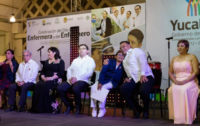 Reconocen talento y calidez de profesionales de la enfermería