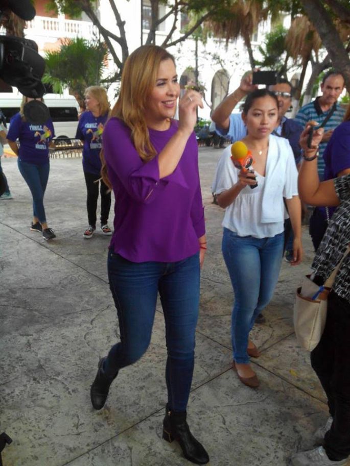 Adalina Ávalos, esposa del Bronco, recolectó unas 8 mil firmas en Mérida y Campeche