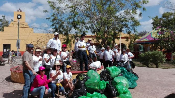 Vecinos se organizan y limpian la Comisaría de Cholul