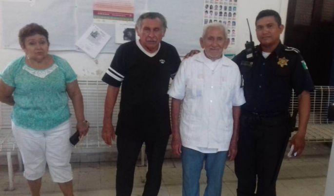 La policía municipal de Mérida localiza a adulto mayor extraviado en el centro de Mérida