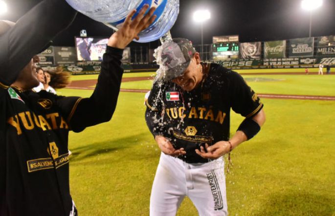 Los Leones ganan duelazo de pitcheo y la serie