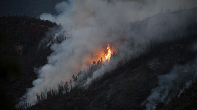 Un intenso incendio forestal amenaza parque Yosemite en California