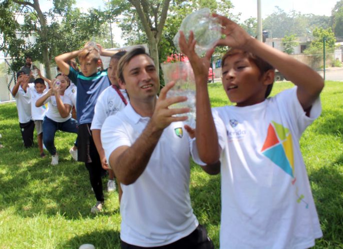 Los Venados Fc se ponen a jugar con niños del sur de Mérida 